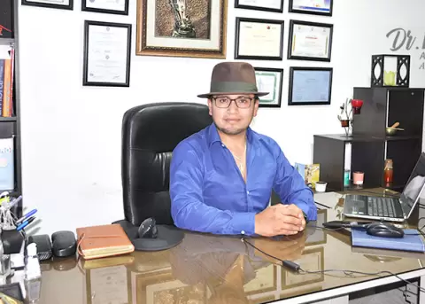 Efra�n Amagua�a renunci� al cargo de gobernador de Imbabura.