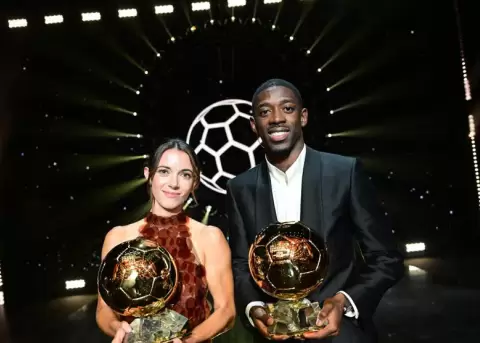 Los jugadores Aitana y Demb�l� durante la premiaci�n del Bal�n de Oro 2025.|