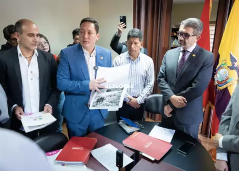Autoridades se reunieron en el Ministerio de Ambiente de Cuenca para revisar los informes t�cnicos sobre el proyecto minero Loma Larga.
