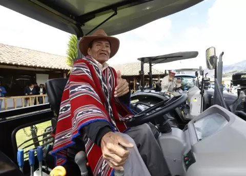 Entrega de tractores agr�colas en Cotopaxi.