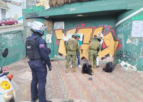 Militares colaboran en operativos de control de armas, municiones y explosivos en Quito, Ecuador.
