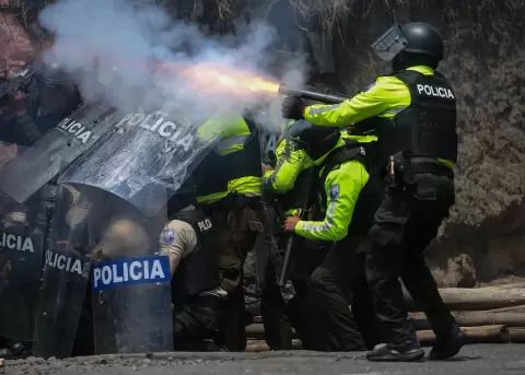 Un escuadr�n de la Polic�a Nacional fue captado este martes, 23 de septiembre, al enfrentarse con manifestantes, en la avenida panamericana norte.