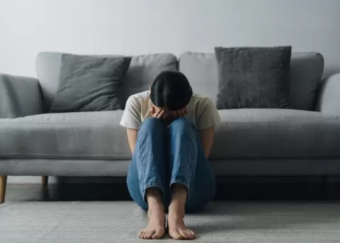 Hiperconexi�n, soledad y v�nculos reales en la era digital contempor�nea.