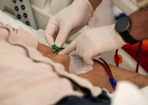 Paciente en di�lisis recibe tratamiento para la insuficiencia renal.