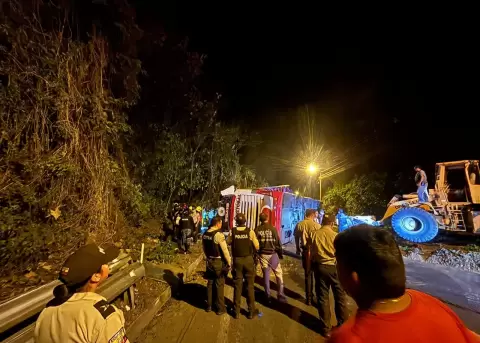 Cinco personas fallecieron en un siniestro de tr�nsito en San Mateo, Esmeraldas.