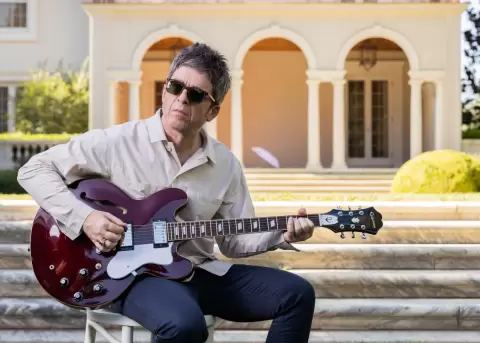 La ic�nica guitarra rota de Noel Gallagher ser� subastada.