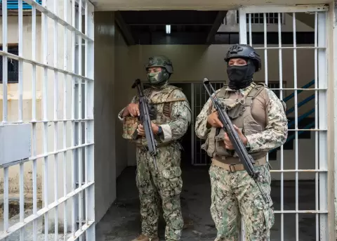Foto de archivo de integrantes de las Fuerzas Armadas de Ecuador que vigilan en la Penitenciar�a del Litoral en Guayaquil.