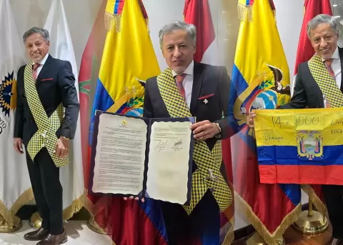 Iv�n Vallejo recibe la Orden Sim�n Bol�var en Bogot�.