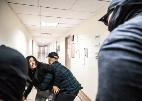 Ecuatoriana agredida por agentes del Servicio de Inmigraci�n y Aduanas de Estados Unidos.