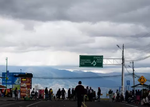 Bloqueos viales en el redondel de Tabacundo.