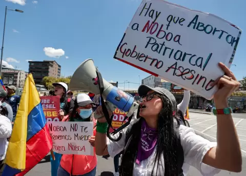 Personas a favor de la despenalizaci�n del aborto participan en una manifestaci�n este domingo, en Quito.