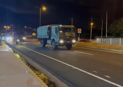 Los ministerios de Defensa y del Interior encabezaron el 28 de septiembre de 2025 un convoy desde el aeropuerto de Quito hacia Imbabura.