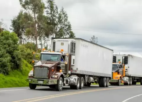 Imagen referencial de dos camiones de carga.