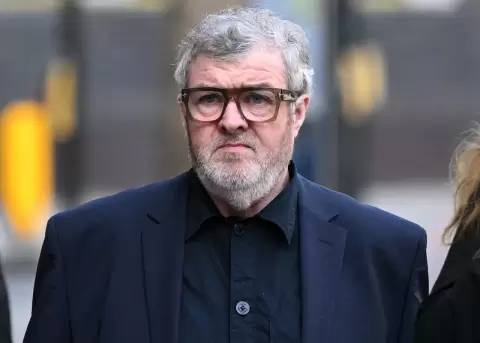 Paul Gallagher desmiente acusaciones.