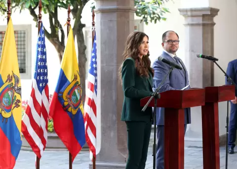 La Secretaria de Seguridad Nacional de EE.UU., Kristi Noem, y el ministro del Interior, John Reimberg, en el palacio de Carondelet.