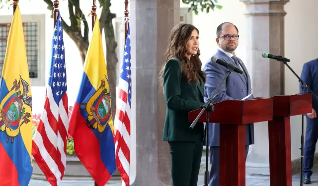 La Secretaria de Seguridad Nacional de EE.UU., Kristi Noem, y el ministro del Interior, John Reimberg, en el palacio de Carondelet.