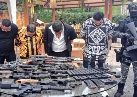 Detenidos y armas incautadas en la fiesta de Celso Moreira, en una finca en la V�a a la Costa.