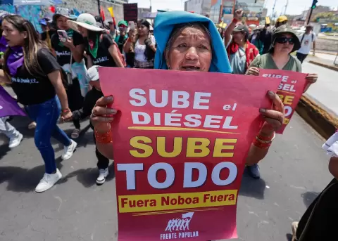 Personas participan durante una manifestaci�n el pasado domingo, en Quito (Ecuador).