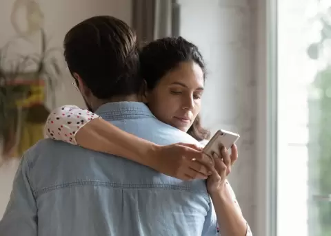 Manejar secretos y privacidad fortalece relaciones amorosas sanas.