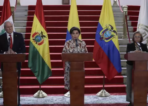 El secretario general de la CAN, Gonzalo Guti�rrez; la canciller de Ecuador, Gabriela Sommerfeld, y la canciller de Colombia, Yolanda Villavicencio.