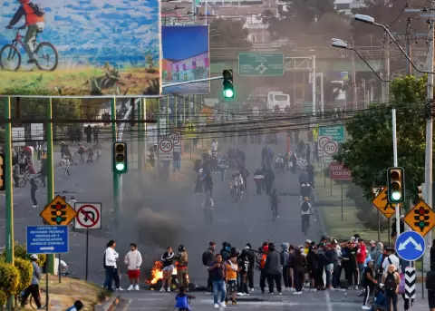 Personas bloquean una v�a durante una manifestaci�n, en Otavalo (Imbabura), el 24 de septiembre de 2025.
