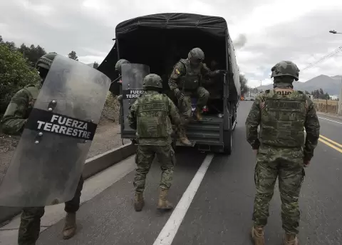 Militares descienden de un veh�culo despu�s de una protesta en la avenida panamericana norte en Tabacundo.