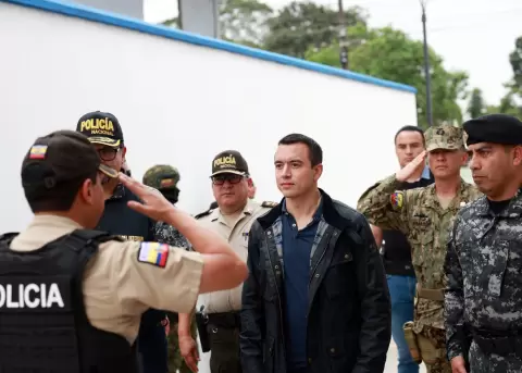 El presidente Daniel Noboa, en un evento con polic�as y militares.