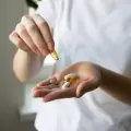 ¿Necesitan los adultos tomar suplementos vitamínicos?