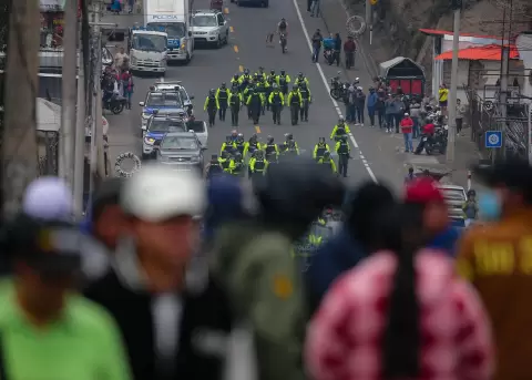 Protesta liderada por grupos ind�genas contra el alza del di�sel en Tabacundo (Ecuador).