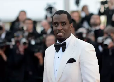 Ex novia de Diddy Combs niega haber sido v�ctima de �l.