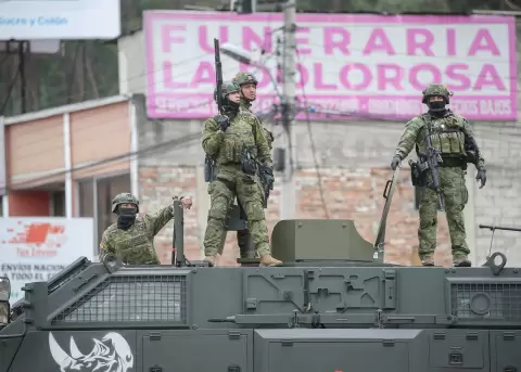 Noboa coloca en disponibilidad a cuatro altos cargos