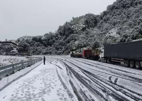 Fuerte nevada cae sobre la v�a Baeza-Papallacta.