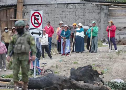 Un integrante de las Fuerzas Armadas y manifestantes ind�genas, el 24 de septiembre de 2025, en Otavalo (Imbabura).