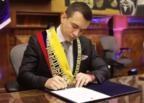 Noboa convoca a refer�ndum para reducir el n�mero de asamble�stas a 73