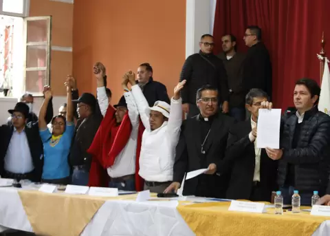 Dirigentes ind�genas, junto a representantes de la Iglesia y el entonces ministro de Gobierno, Francisco Jim�nez, tras la firma del 'Acta por la paz'.