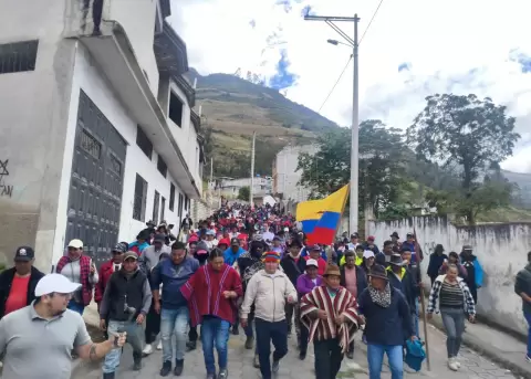 Manifestantes recorren las calles de Chimborazo en el paro nacional.