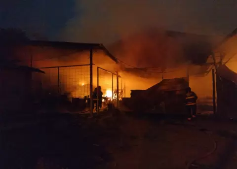 g2p-Bomberos trabajan en el incendio de un taller en la Ciudadela Argentina, en el sur de Quito, el 7 de octubre de 2025.