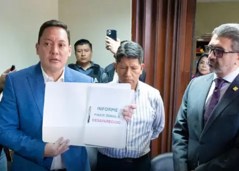 El alcalde Cuenca, Cristian Zamora (c), entreg� en la Gobernaci�n del Azuay los informes que sustentan la contaminaci�n en Quimsacocha