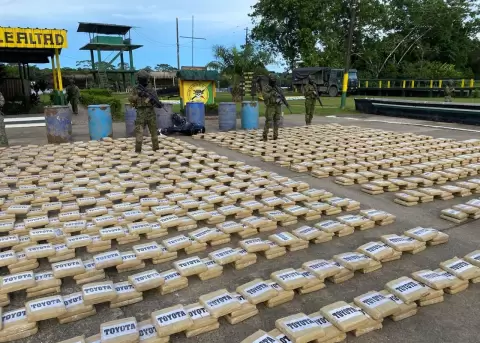 Militares incautan bloques de droga en Sucumb�os.