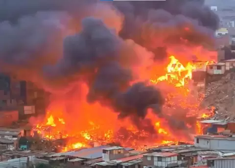 Incendio en Pamplona Alta, en Lima, Per�.