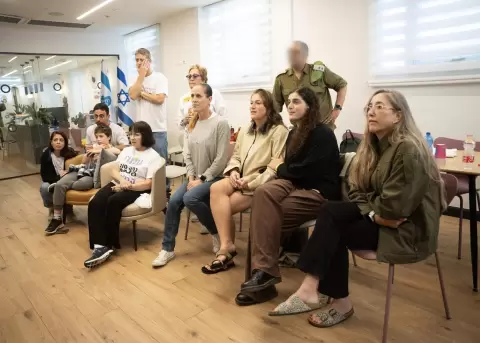 La familia de Omri Miran sigue por televisi�n el momento de la entrega de su familiar al Ej�rcito israel�.