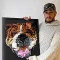 Lewis Hamilton recibe un cuadro de su perro Roscoe hecho de Legos