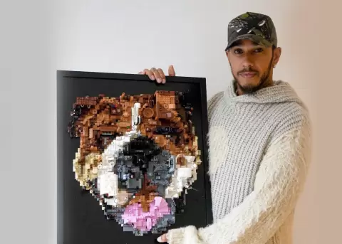 Lewis Hamilt�n recibi� un regalo muy especial.