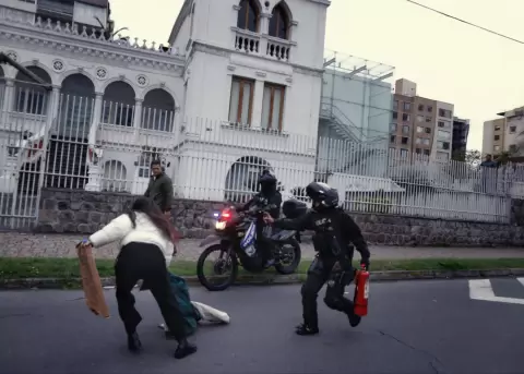 La Polic�a dispersa a manifestantes en Quito.