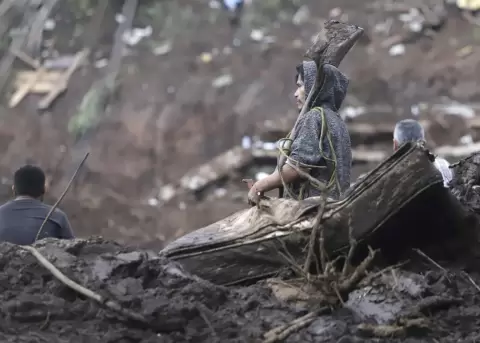 Una hombre en medio de una zona afectada por las fuertes lluvias, en Huauchinango (M�xico).