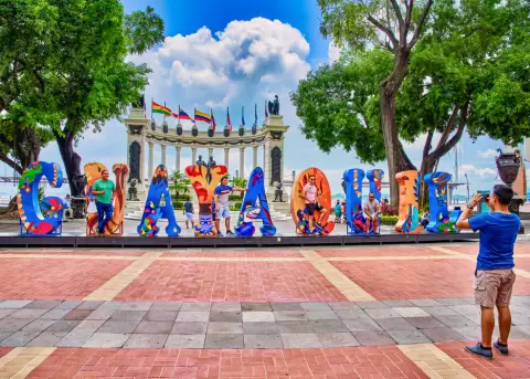 Turistas posando en el Malec�n 2000, en Guayaquil.