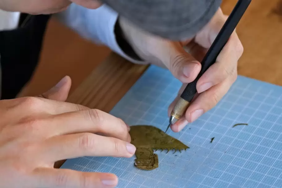 Lito Leaf pasa horas concentrado para crear sus obras.