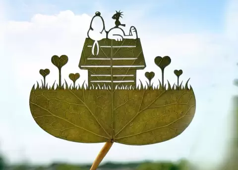 Lito Leaf crea obras de arte solo con hojas.