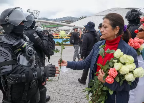 Una mujer entrega una rosa a un integrante de la Polic�a Nacional en Quito, el 12 de octubre de 2025.