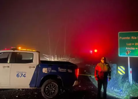 Una patrulla de la Comisi�n de Tr�nsito del Ecuador en el puente de Mollopongo, de la v�a Cuenca-Gir�n-Pasaje, el 15 de octubre de 2025.